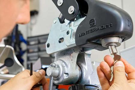 Caravan Deichselschloesser Riegel-Griff 