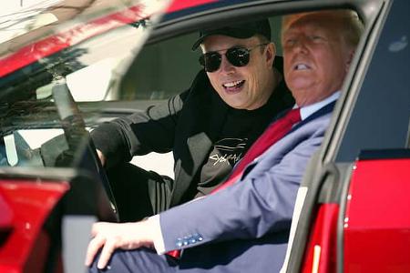 Donald Trump kauft Tesla Model S