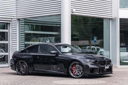 BMW M2 G87 von Dähler von der Seite vor Gebäude.