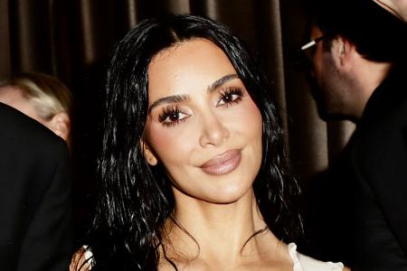 Vor wenigen Tagen wurden in Paris die acht Peiniger von Kim Kardashian für schuldig befunden, die die Reality-Queen und Unternehmerin 2016 mit Waffengewalt in ihrem Hotelzimmer in der französischen Ha ...