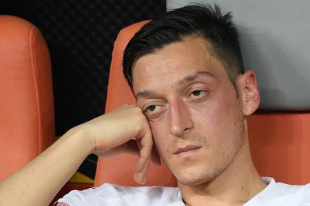 Mesut Özil hatte Glück im Unglück und viele Helfer, als er 2019 in London überfallen wurde: Bewaffnete Räuber umzingelten auf Motorrädern seinen schwarzen G-Klasse Mercedes-SUV. Doch sie hatten ihre R ...
