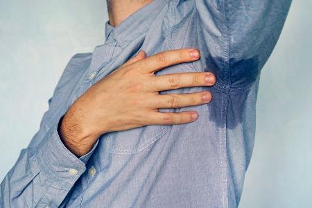 Vorbeugen und waschen: Was hilft wirklich gegen Schweißflecken?