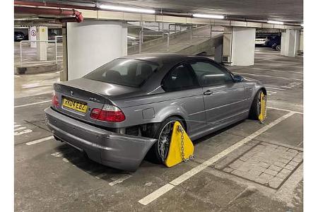 BMW M3 E46 CSL in Tiefgarage mit Parkkralle und kaputter Stoßstange