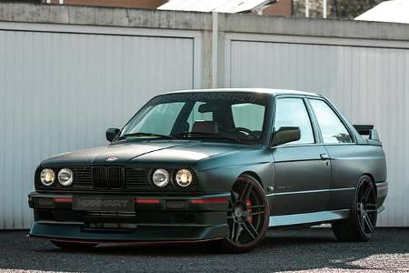 Manhart BMW E30 M3 vor Garagen