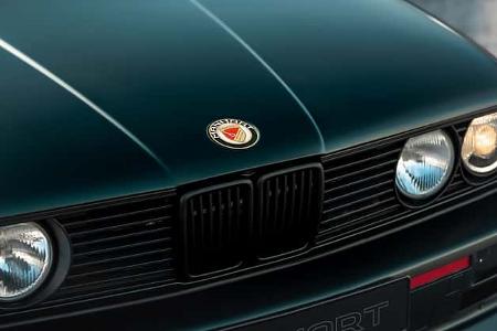 Scheinwerfer und Motorhaube vom BMW E30 M3