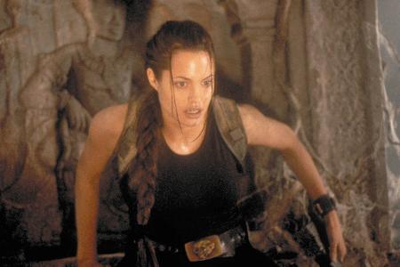 2001 kam dann der große Blockbuster, der für lange Zeit ihr Image bestimmen sollte: In der Verfilmung des legendären Videospiels spielte Angelina die Titelrolle: 'Lara Croft: Tomb Raider'. Ihr Filmvater…