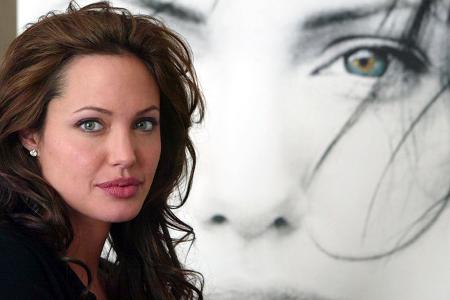 'Lara Croft' hatte einschneidende Wirkung auf das Leben von Angelina. Bei den Dreharbeiten im teilweise verminten Kambodscha begann sie sich erstmals für humanitäre Probleme zu interessieren. Bis heut ...