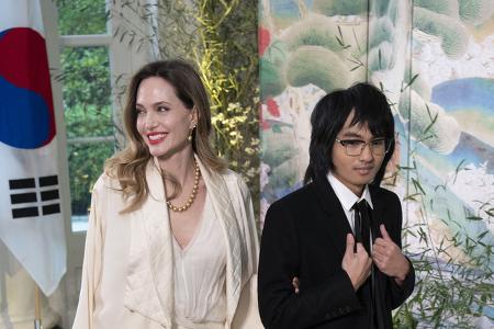 …seit 2005 neben der US-amerikanischen die kambodschanische Staatsbürgerschaft, die ihr für ihr Engagement vor Ort verliehen wurde, sie adoptierte auch ihren Sohn Maddox Chivan Jolie-Pitt aus Kambodsc ...