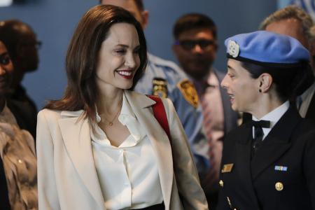 Die Schauspielerin machte sogar ihre private Pilotinnen-Lizenz und lernte später sogar, Hubschrauber zu fliegen, um bei humanitären Einsätzen mit anpacken zu können.