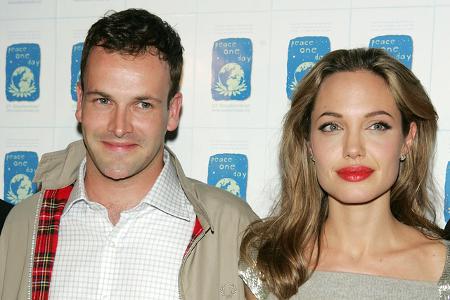 Privat ging es in Angelinas Leben oft turbulent zu. Schon in ihren frühen Teenagerjahren begann sie auf Druck ihrer Mutter hin zu modeln. Ihre erste Ehe schloss sie 1996 mit ihrem britischen Schauspie ...