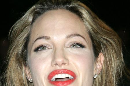 Um diese Zeit herum wurden auch die familiären Schwierigkeiten mit ihrem Vater Jon Voight öffentlich. Sie ließ den Namen Voight aus ihrem offiziell bürgerlichen Namen streichen, er behauptete in der P ...