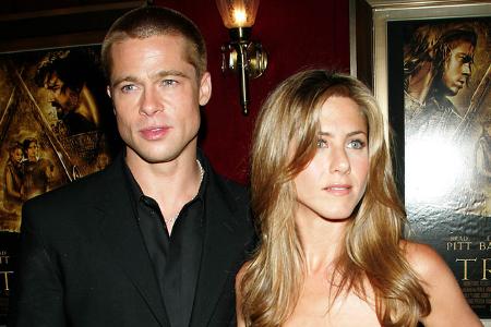 Als es 2005 in der Ehe von Brad Pitt und Jennifer Aniston kriselte, wurde Angelina als Grund ausgemacht, und die Welt teilte sich in zwei Lager: Team Aniston und Team Jolie. Brad und Angelina gingen schließlich mit ihrer Liebe an die Öffentlichkeit.