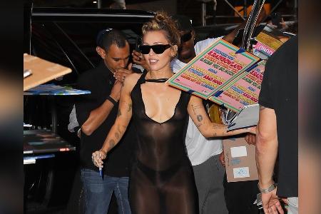 Sängerin Miley Cyrus strahlt im Naked Dress