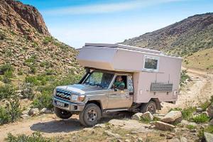 Der Toyota Landcruiser packt auch holprige Schotterpisten.