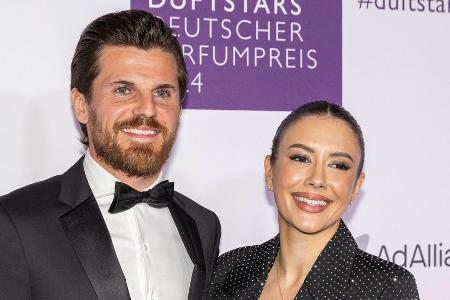 Moderatorin Laura Hofmann zeigt ihren Babybauch