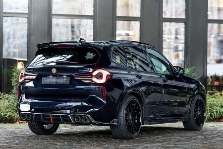 Manhart MHX3 650 vor urbanem Hintergrund