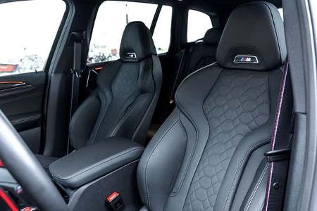 Manhart MHX3 650 vor urbanem Hintergrund