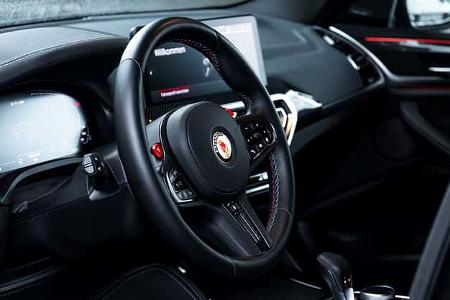 Manhart MHX3 650 vor urbanem Hintergrund