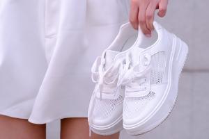 Sommerfavorit: Weiße Sneaker richtig stylen