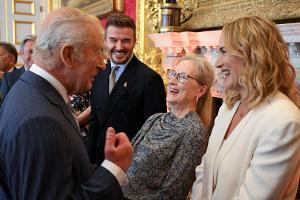 König Charles scherzt mit Meryl Streep, David Beckham und Kate Winslet