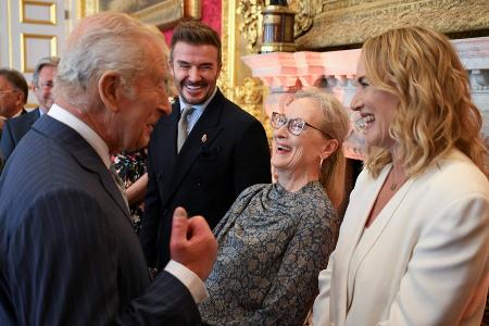 König Charles scherzt mit Meryl Streep, David Beckham und Kate Winslet