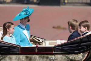 Prinzessin Kate strahlt in Türkis und ehrt die verstorbene Queen