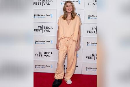 Ellen Pompeo mit Fußschiene auf dem roten Teppich