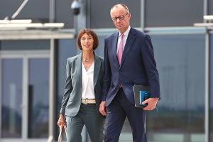 Kanzlergattin Charlotte Merz im Rampenlicht beim G7-Gipfel