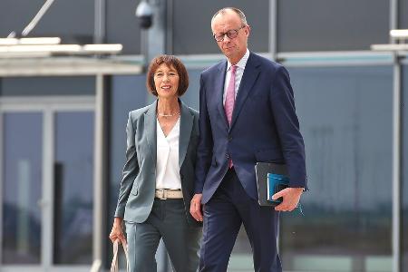 Kanzlergattin Charlotte Merz im Rampenlicht beim G7-Gipfel