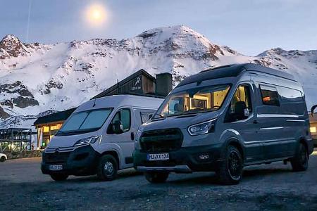 Pureflexx Escape 600 zwei Campingbusse parkend vor schneebedeckten Hügeln