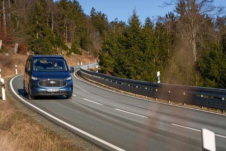 Campervan Pureflexx Escape 500 fährt auf der Straße