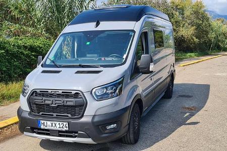 Pureflexx Escape 600 Campingbus parkend am Straßenrand