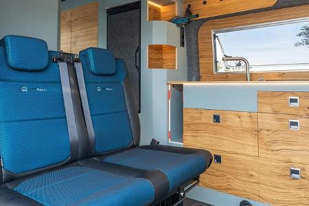 Pureflexx Escape 600 Blick auf Schlafsitzbank und Küche