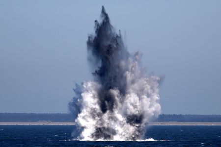 Explosion alter Weltkriegsmunition im Meer mit Wasserfontäne