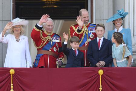 ...gibt bei gutem Wetter doch viel mehr her. Und tatsächlich schien die Sonne auf die Royals, die sämtliche Stars der Familie zusammengetrommelt hatte.