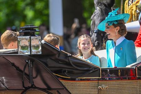 Die Kinder waren gemeinsam mit ihrer Mutter in der Kutsche zum Palast gefahren, und eine vom Magazin 'Hello!' eigens engagierte Lippenleserin will ausgemacht haben, was Kate zu ihrer Tochter Charlotte sagte.
