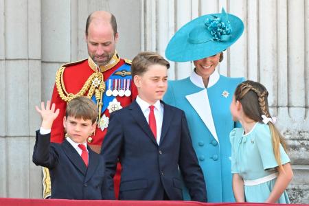 ...Bruder bremsen, als dieser zu früh mit dem Winken begann. Dabei hatten sie sich zuvor in der Kutsche...