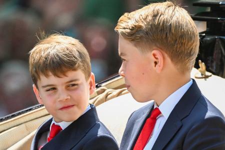 ...noch angeregt über den besten Moment zum Winken unterhalten - das behauptet zumindest der vom 'Daily Mirror' angeheuerte Lippenleser. Dass Louis sich von George einschüchtern lässt, steht aber kaum ...