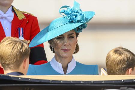 Royal-Fans freuten sich auch, dass Kate nach ihrer Krebsbehandlung wieder voll dabei ist. Im letzten Jahr hatte sie der Parade nur am Rande beigewohnt - damals war es ihr erster öffentlicher Auftritt ...