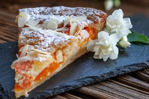 Versunkener Aprikosenkuchen mit Mandeln