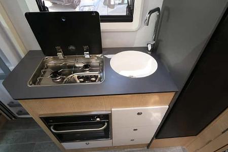 Giottiline Compact CX60 (2026) Küche mit Ofen udn rundem Waschbecken