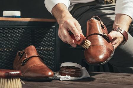 Reinigung, Pflege, Lagerung: So bleibt Leder lange schön