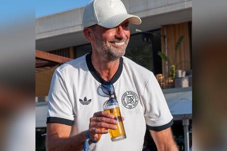 Bierchen und gute Laune: Jürgen Klopp bei Tennisturnier auf Mallorca