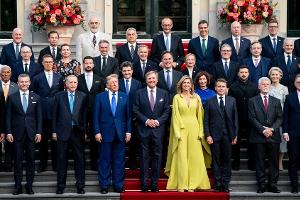 König Willem-Alexander, Trump und Co. posieren für Gruppenfoto