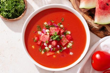 Für heiße Tage: Sommerliche Tomaten-Wassermelonen-Gazpacho