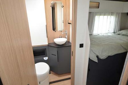 Pilote Pacific P740FGJ Teilintegriertes Wohnmobil Bad