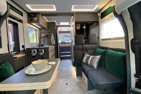 Frankia Next 76 L Einzelbetten-Grundriss mit modernem Interieur