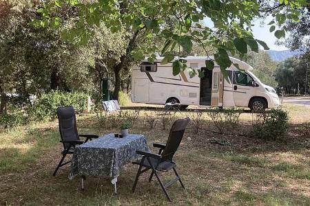 Bäume, Wohnmobil, Tisch, Stuhl