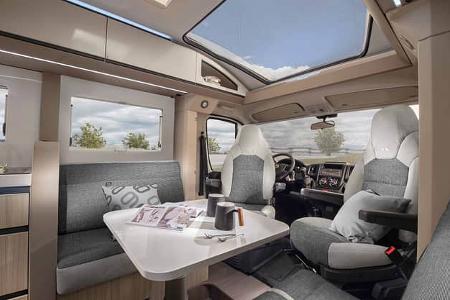 Adria Compact DL, Innenraum, Dinnette, Sitzgruppe, weiß