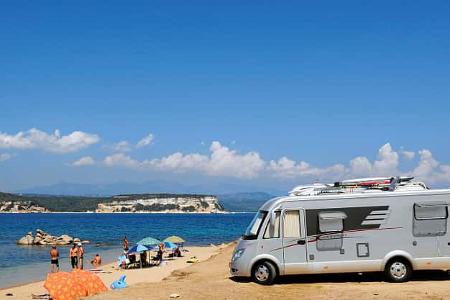 Am Strand stehendes Wohnmobil